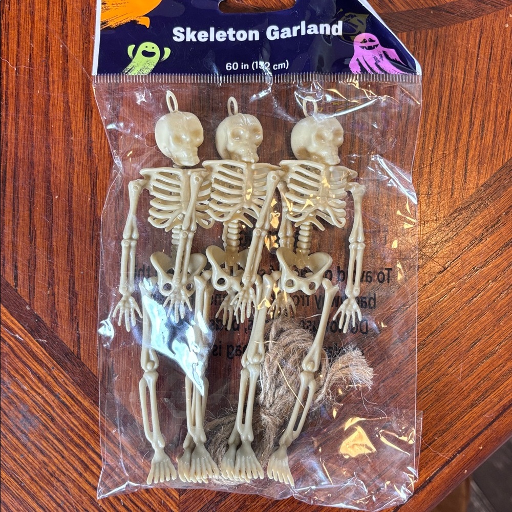 7/$5 or 15/$10 Skeleton Garland - Cream